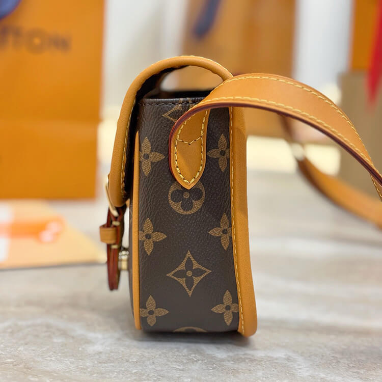 Replica-LV-Satchel-Wearable-Wallet-M26805-3.jpg