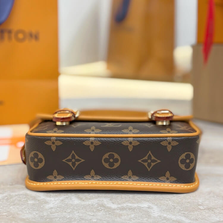 Replica-LV-Satchel-Wearable-Wallet-M26805-5.jpg